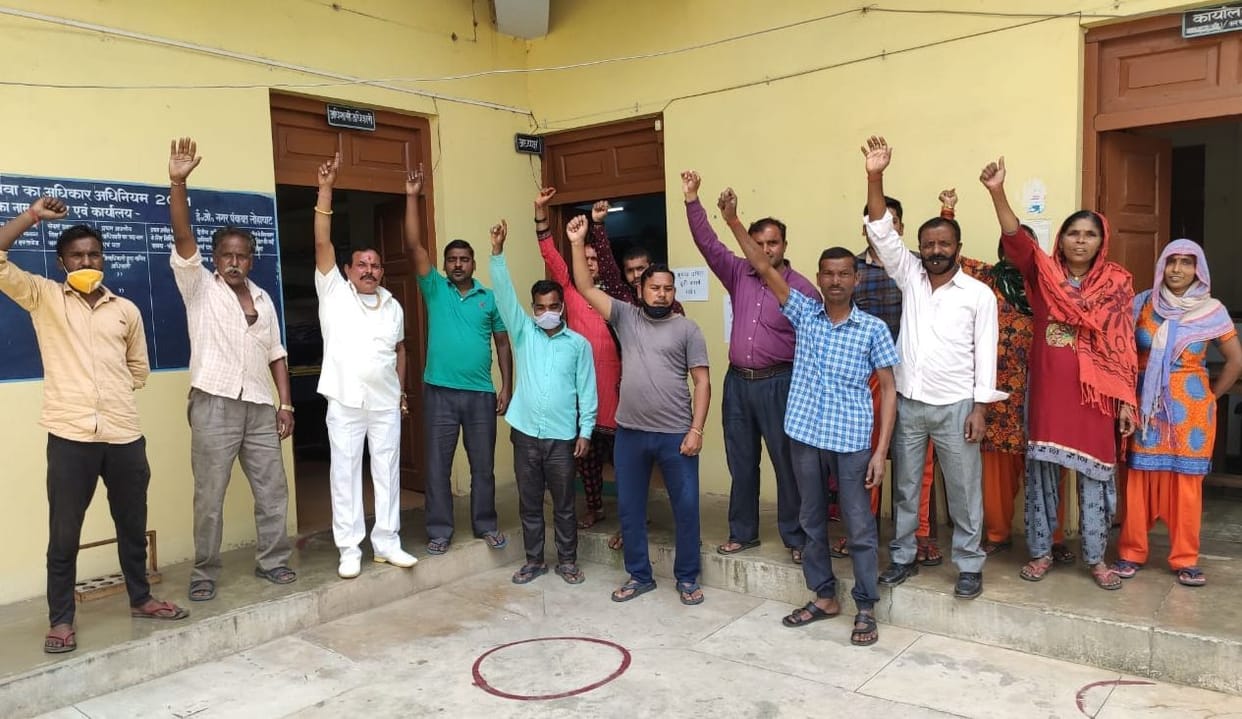 People turned red in protest against Hathras