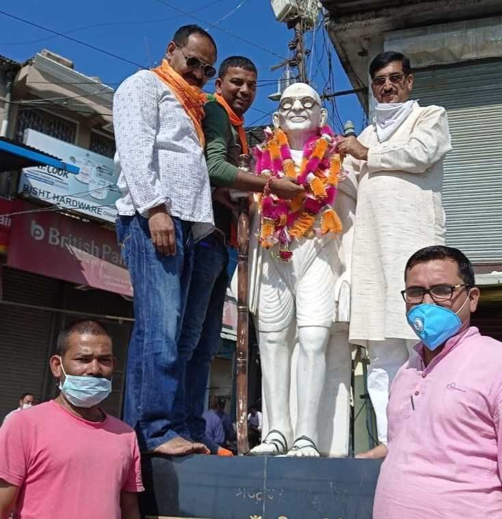Bapu and Shastri remembered on Jayanti, garlanded the picture