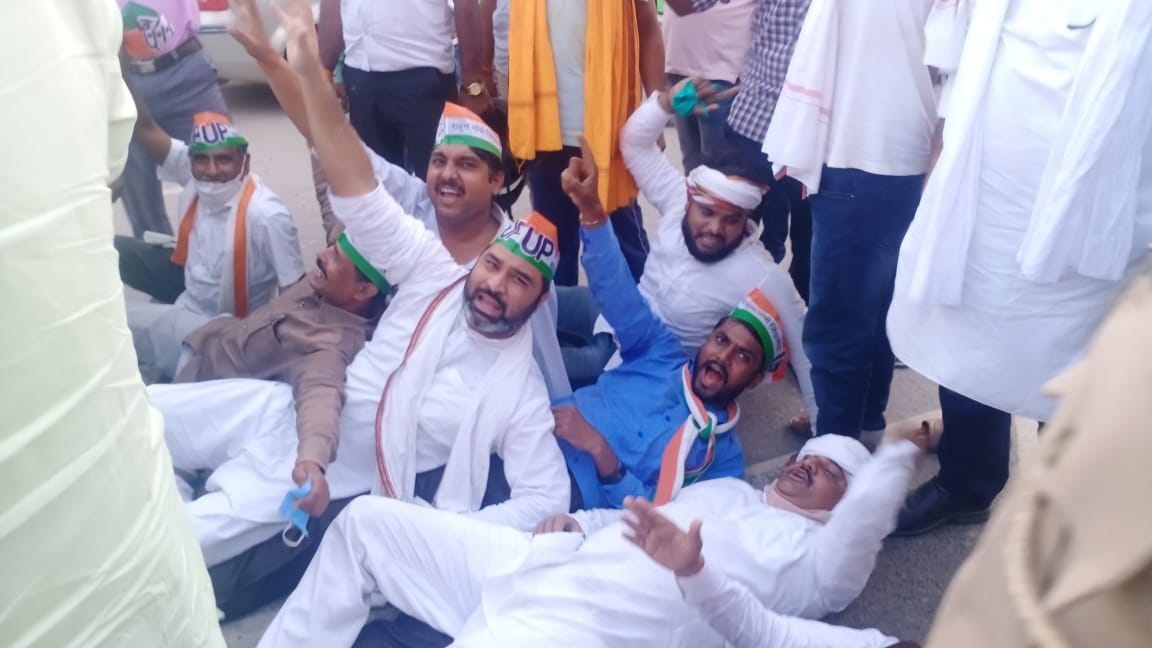 Congress angry over Rahul Gandhi's arrest, jammed on highway