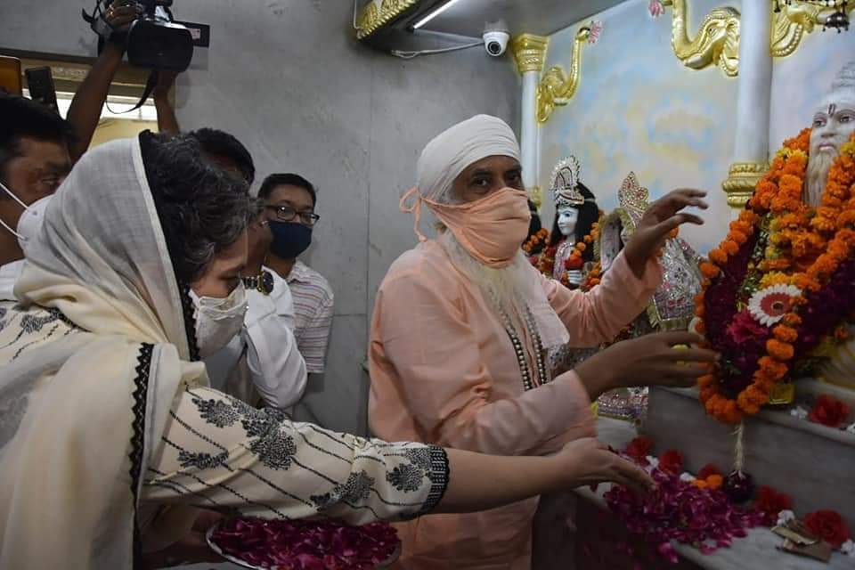 Priyanka gandhi made morality weapon on Gandhi Jayanti, makes emotional appeal in Valmiki temple