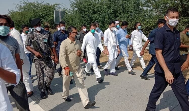Congress leader urge on Rahul-Priyanka detained, police stop them to visit Hathras