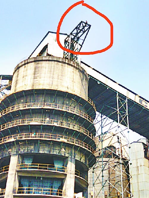 On the insistence of calling a girlfriend in Sonbhadra a young man climbed on the lifters