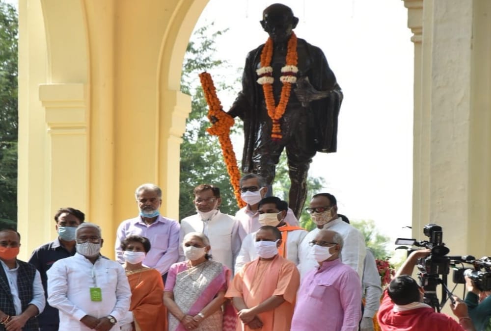 CM Yogi Adityanath pays tribute to Mahatma Gandhi.