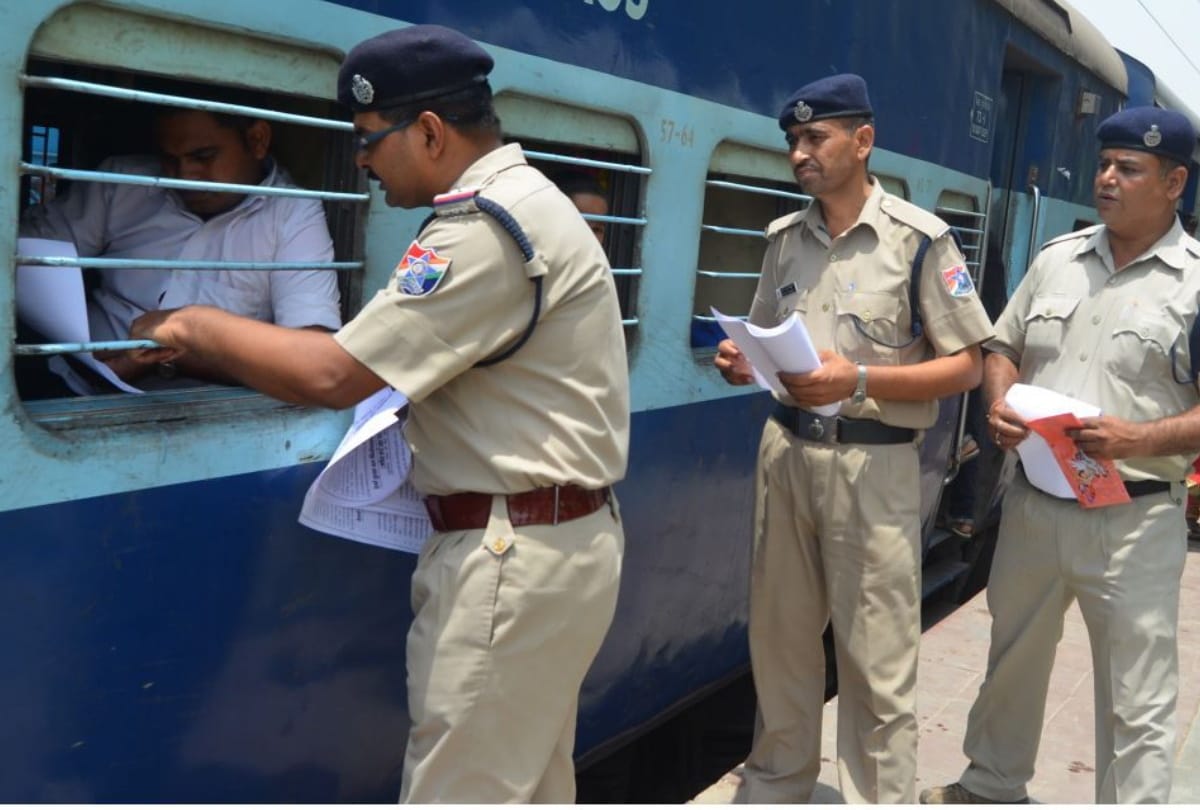 Passenger train ran from Gorakhpur after one year due to lockdown and corona