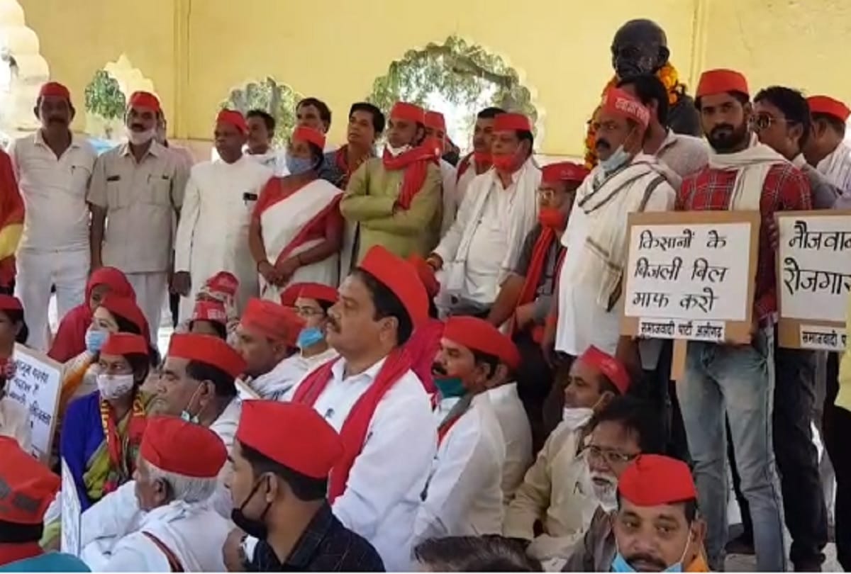 Samajwadi Party members protest near Mahatma Gandhi statue in gandhi park Aligarh