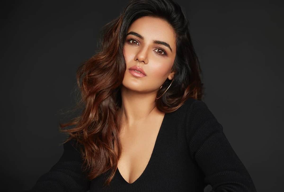 jasmin bhasin is looking lovely in new yellow dress, fans addressed her mango baby