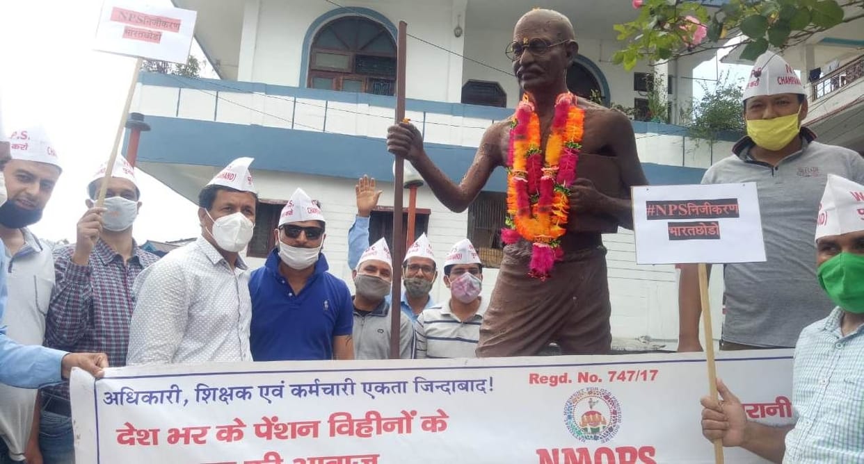 The workers sang Ramdhun to demand the restoration of old pension