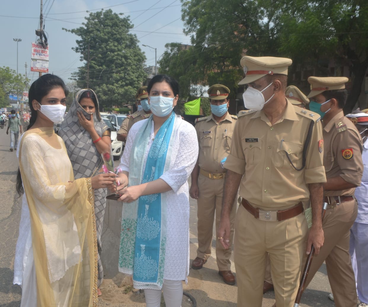 dm gives flower who wearing mask