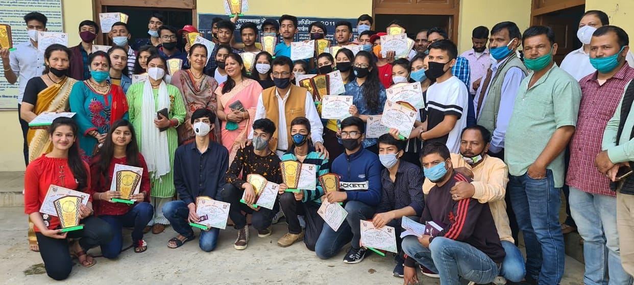 Environmental friends and meritorious students were respected