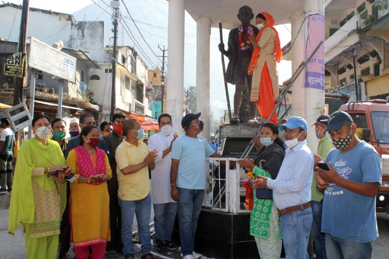 Bapu and Shastri's birth anniversary celebrated with pomp in the district