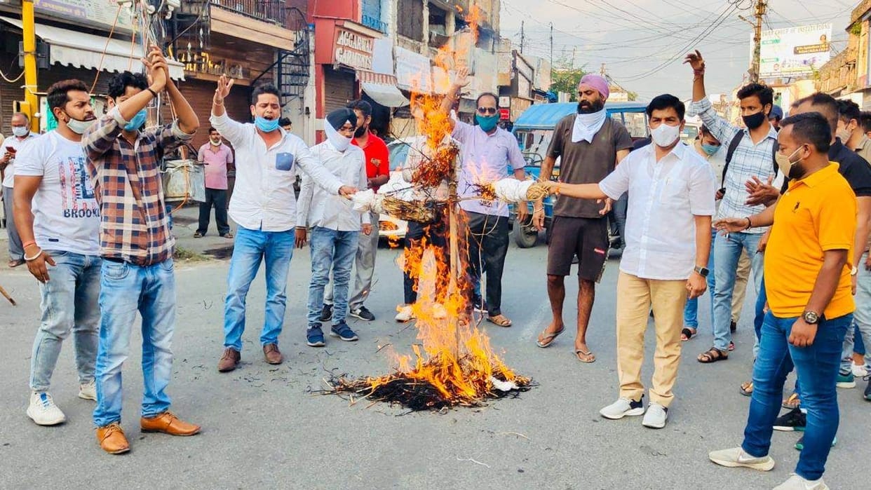 Congress workers burnt effigy of UP government