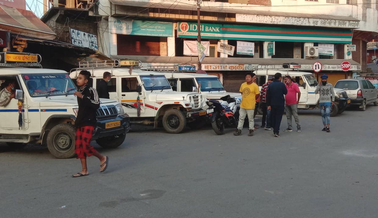 Taxis wheels jammed in Pithoragarh, passengers were worried