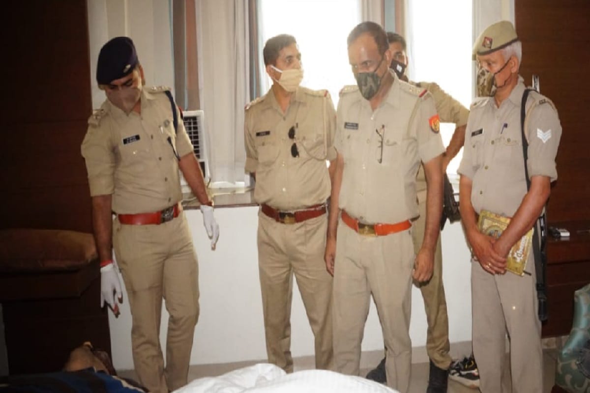 The body of the property dealer was found in the hotel room in Meerut and the police is investigating the case