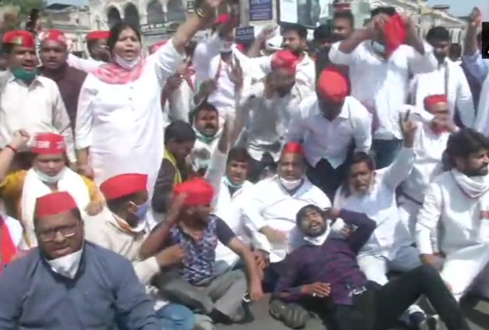 Samajwadi Party protest in Lucknow against Hathras Kand.