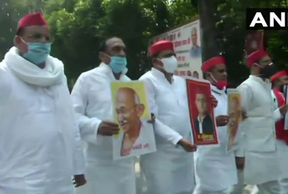 Samajwadi Party protest in Lucknow against Hathras Kand.