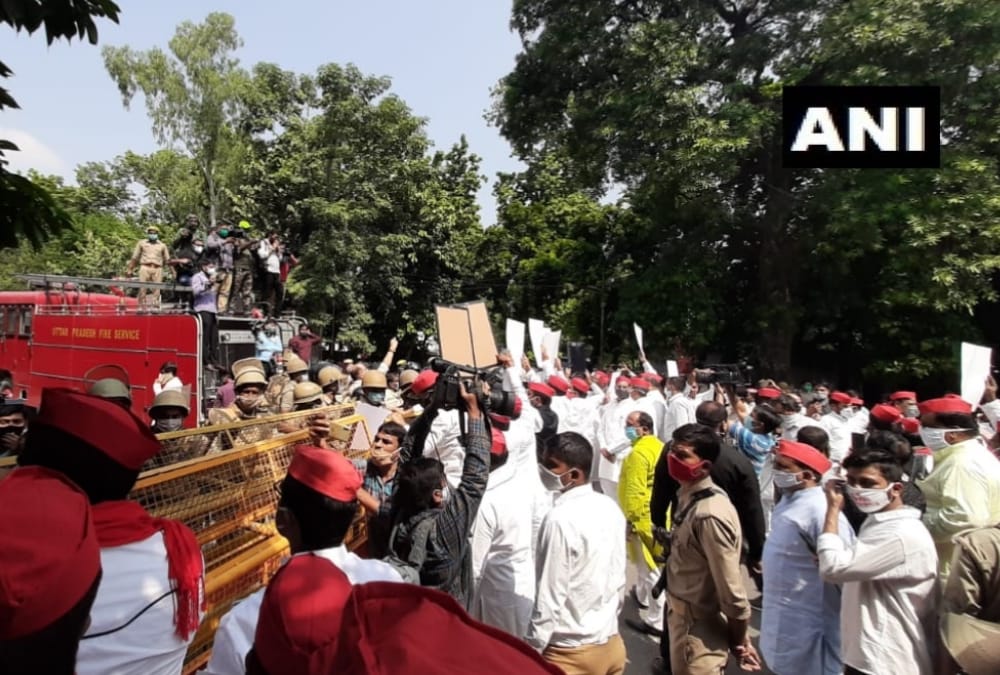Samajwadi Party protest in Lucknow against Hathras Kand.