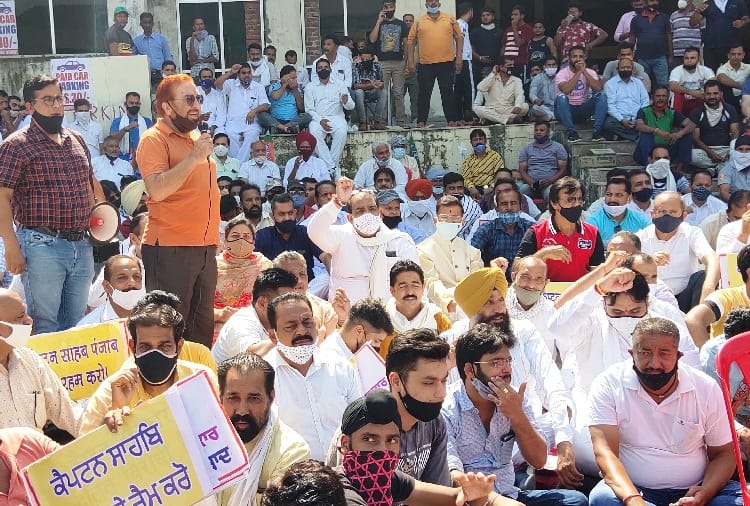 BJP workers protest against SAD and congress in Pathankot