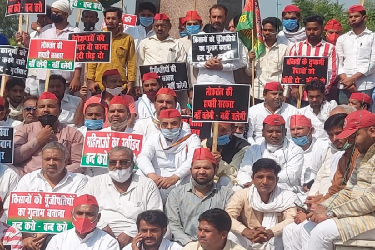 Socialist activists have protest against the Hathras incident in Saharanpur
