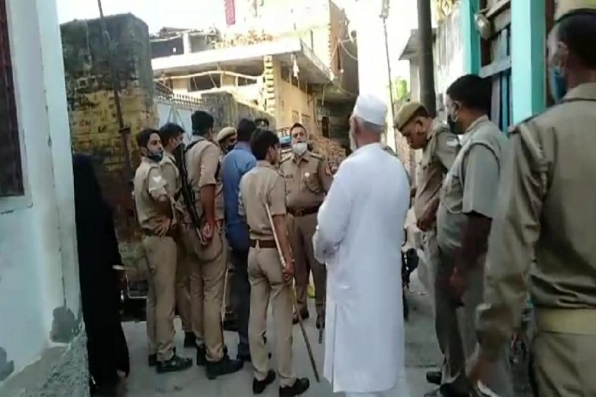 UP News: Conflict in two sides and stones throw on policemen at Saharanpur