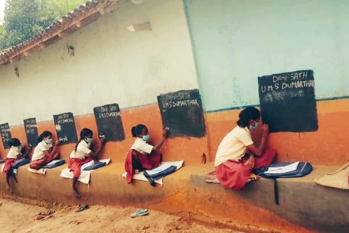 Jharkhand education experiment, teacher draw blackboards on walls for students