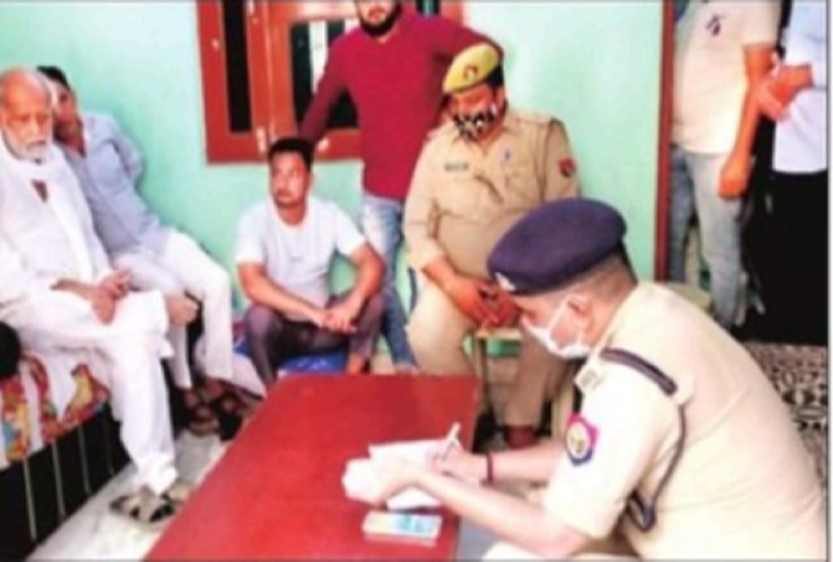 Robbery of 53 lakhs in businessman house in police uniform in up ghaziabad