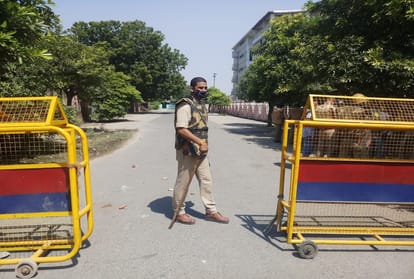 Hathras Case News: youths mobs pelted stones in agra