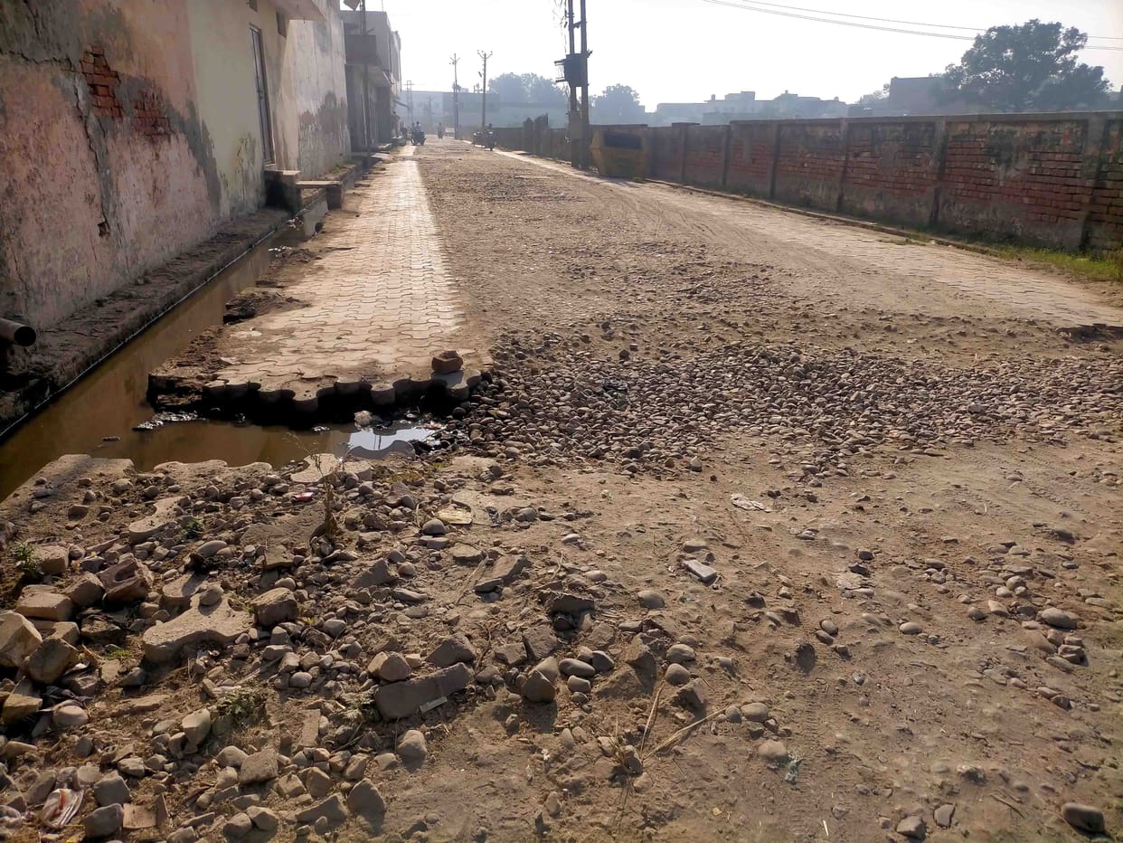 The pit in the 700 meter road of the municipality is numerous