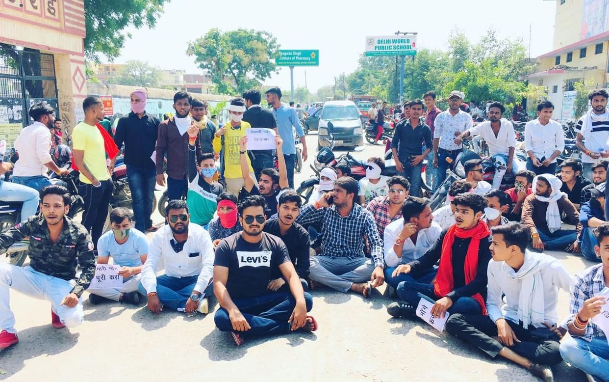 Vidyarthi Parishad activists created a ruckus on the demand for increase in seats
