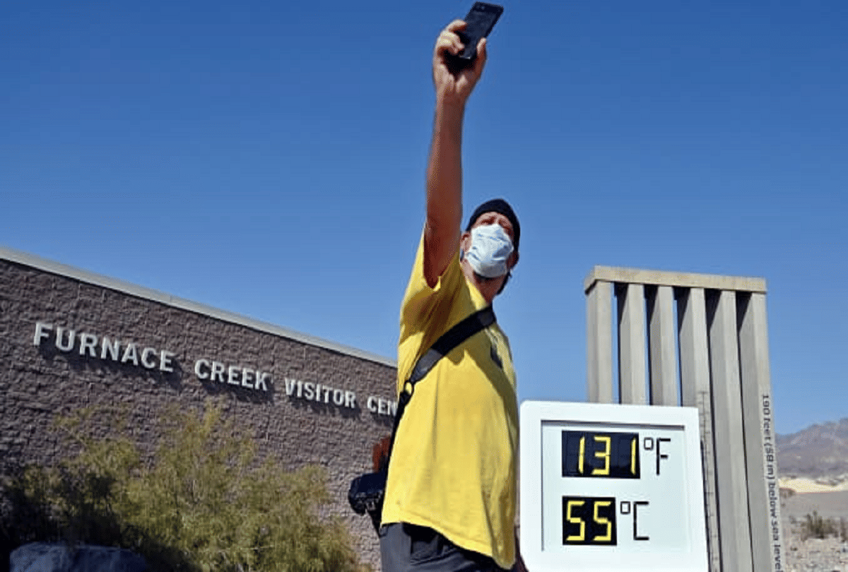interesting facts about Death Valley of USA where tourists are going to take selfies with extreme thermometers
