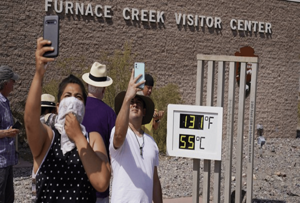 interesting facts about Death Valley of USA where tourists are going to take selfies with extreme thermometers