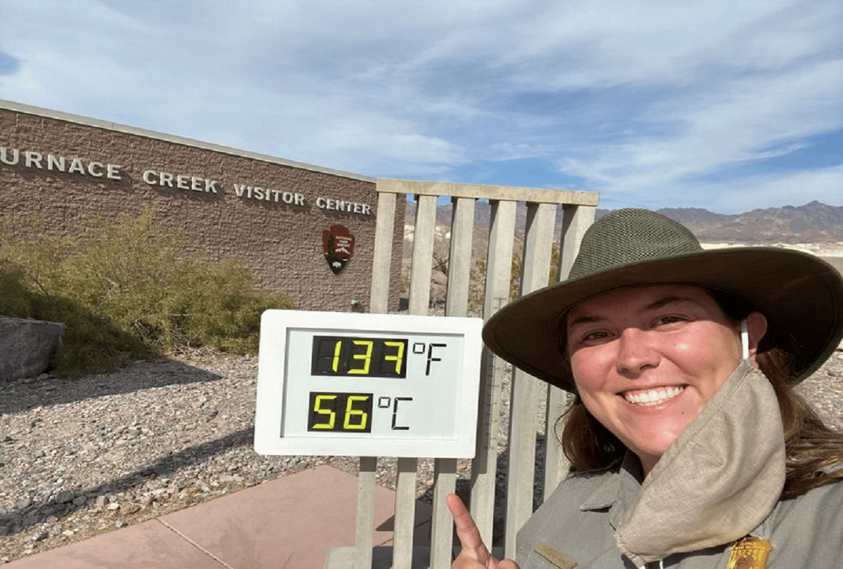 interesting facts about Death Valley of USA where tourists are going to take selfies with extreme thermometers