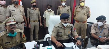 जानकारी देते एसपी डॉ. अनिल मिश्रा व पीछे खड़ा आरोपी।