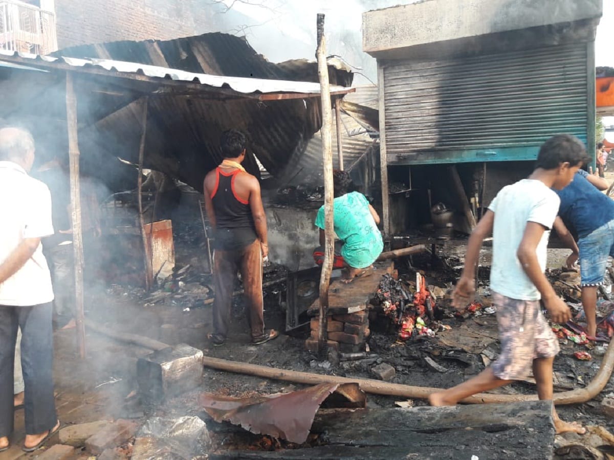 Three shops burnt to ashes in Sonbhadra, firemen barely extinguished the fire