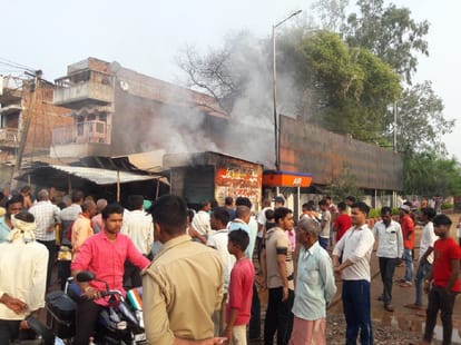 Three shops burnt to ashes in Sonbhadra, firemen barely extinguished the fire