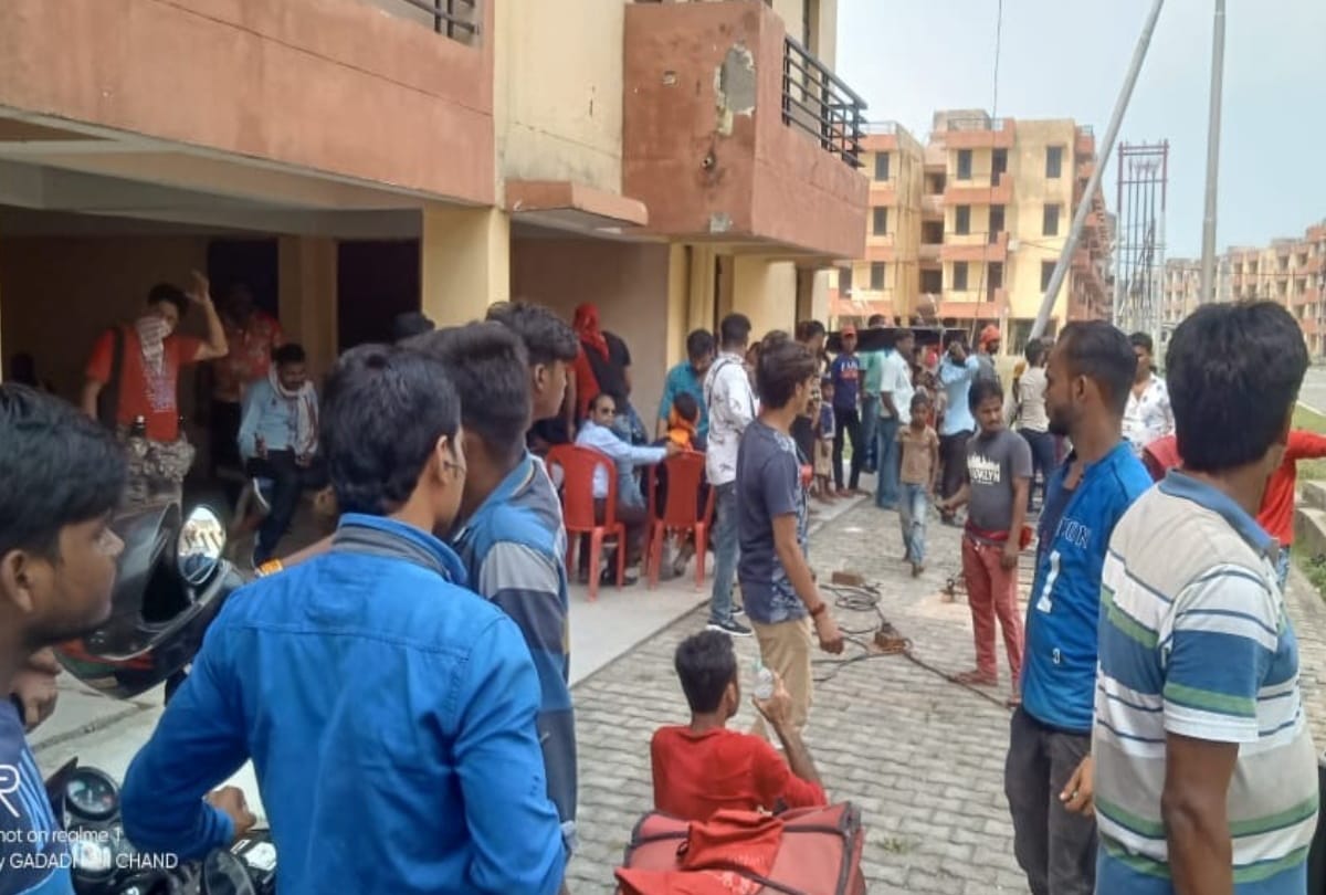 Truck JCB carrying crane arrived shooting in Lohia Enclave Gorakhpur