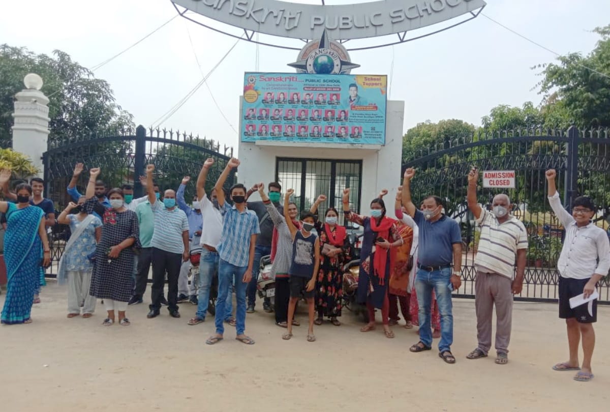 Students Parents protest for closed online classes due to school fees in gorakhpur