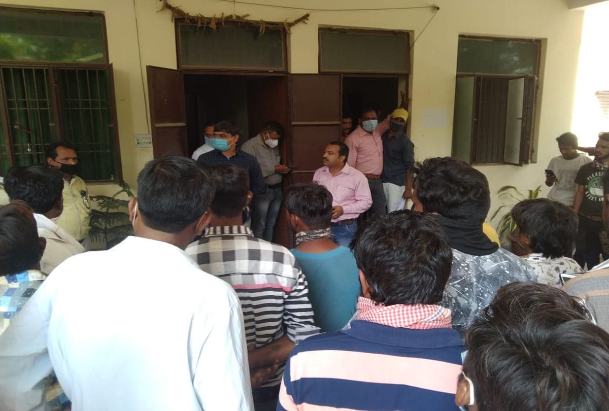 Hathras Case News: sanitation workers protest in agra
