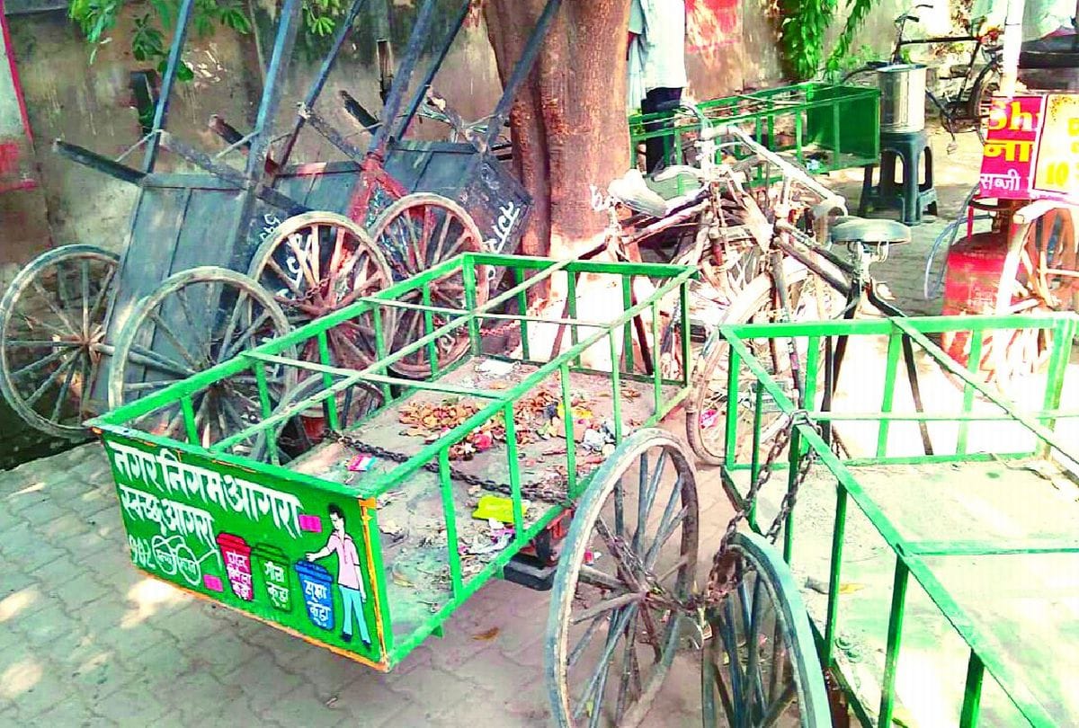 Hathras Case News: sanitation workers protest in agra