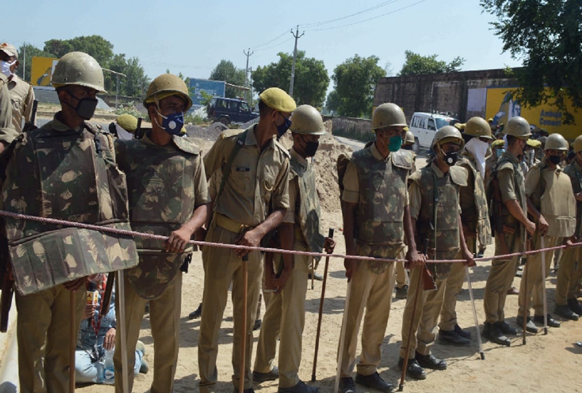 Hathras Rape Case News Officers folded hands and said - you can stop the ruckus, please cooperate