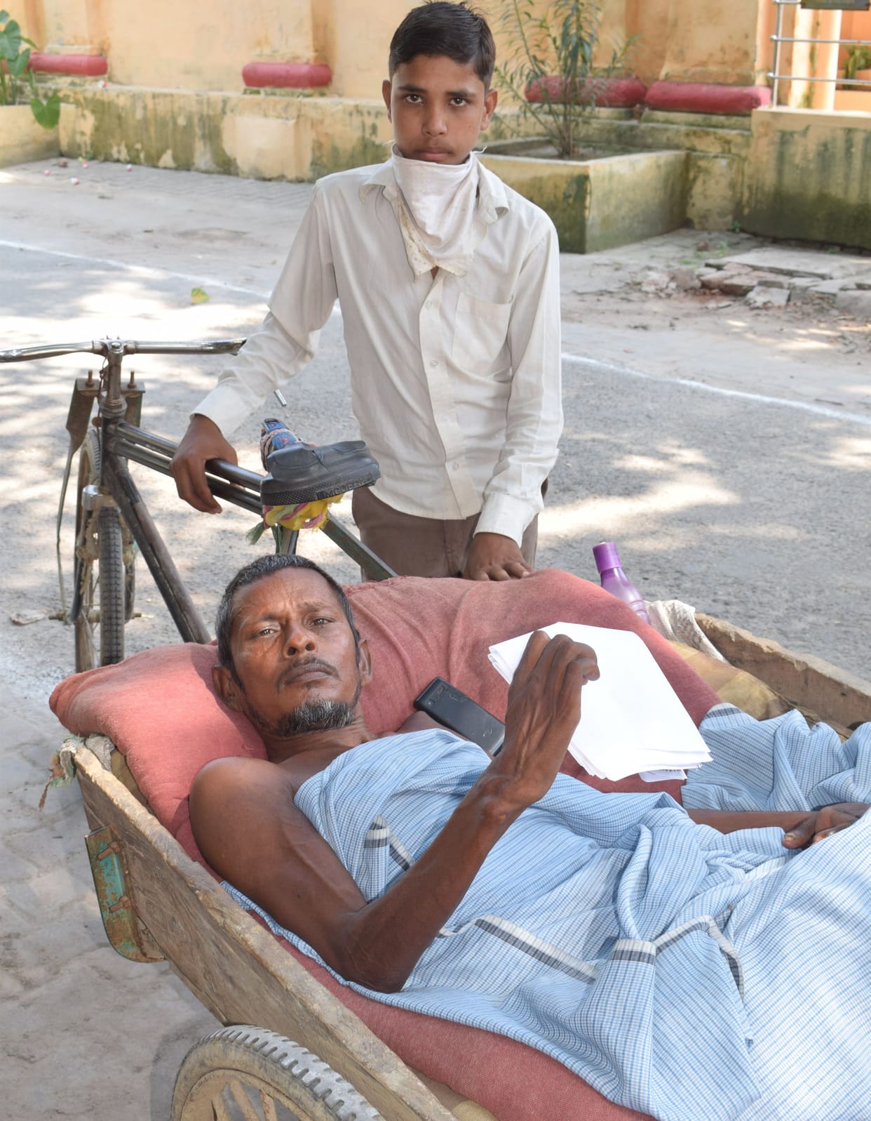 teen ager son pull thela to take his  father  collectrate