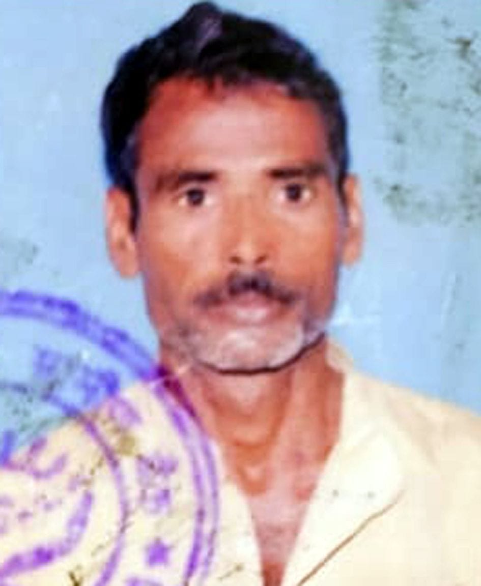khet mein lage lohe ke taar mein dauda karant, kisaan kee maut