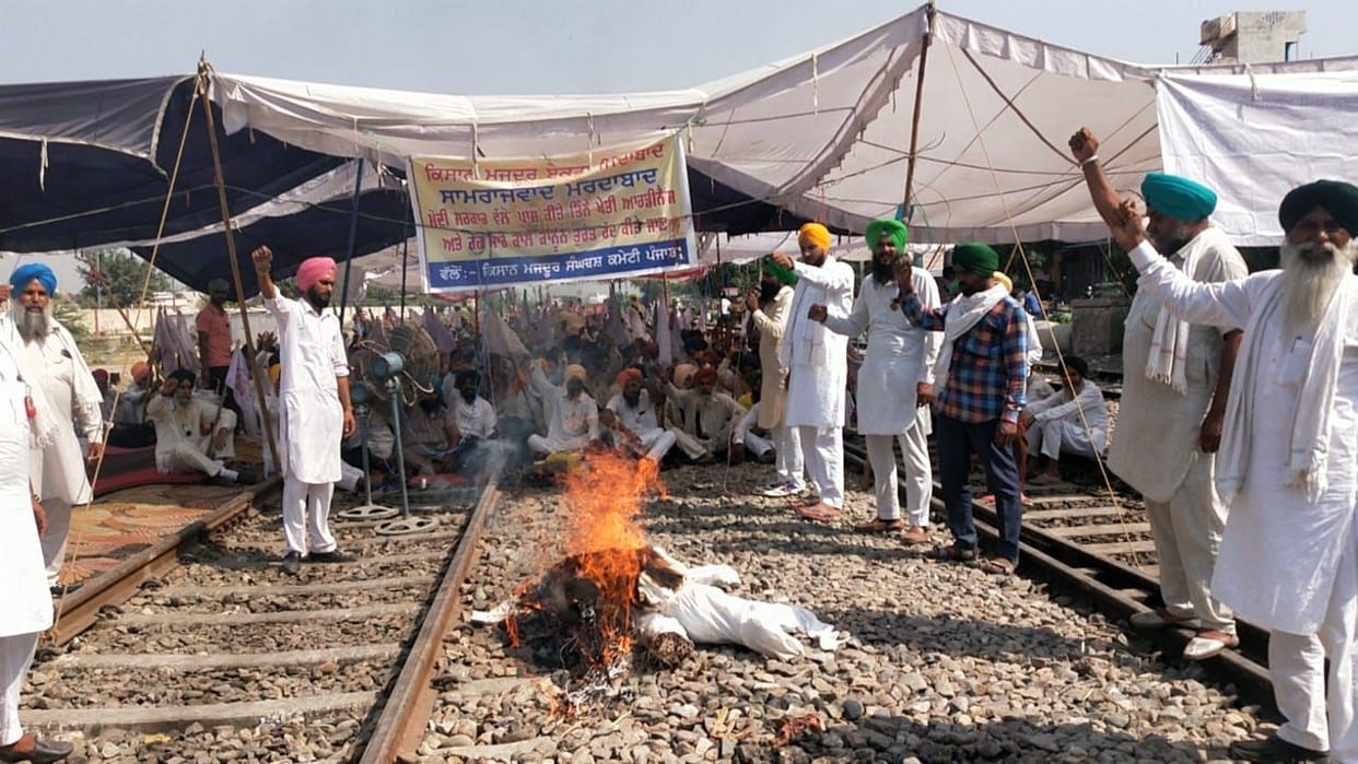 Farmers burnt effigies of President and Governor in Ferozepur