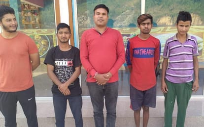 गरुड़ के घांघली में प्रवासियों के साथ गोविंद गिरी गोस्वामी। संवाद न्यूज एजेंसी