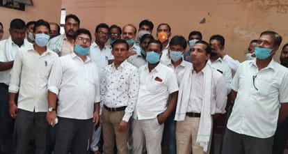 कायमगंज तहसील में एसडीएम को ज्ञापन देने के लिए खड़े वकील।