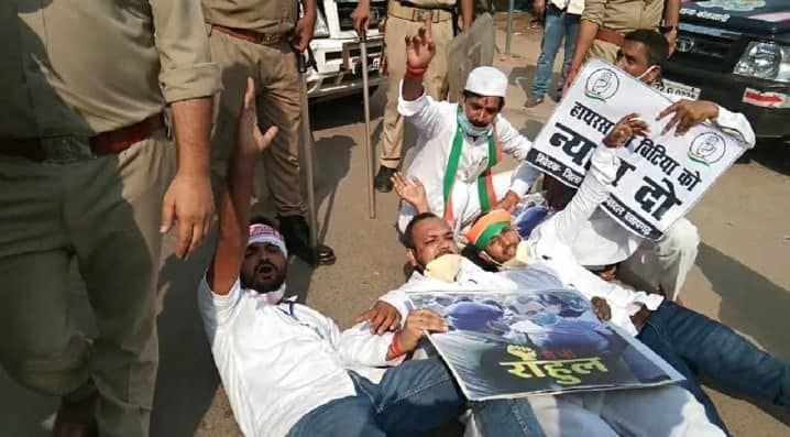Congressmen protest in Kotwali, out of police