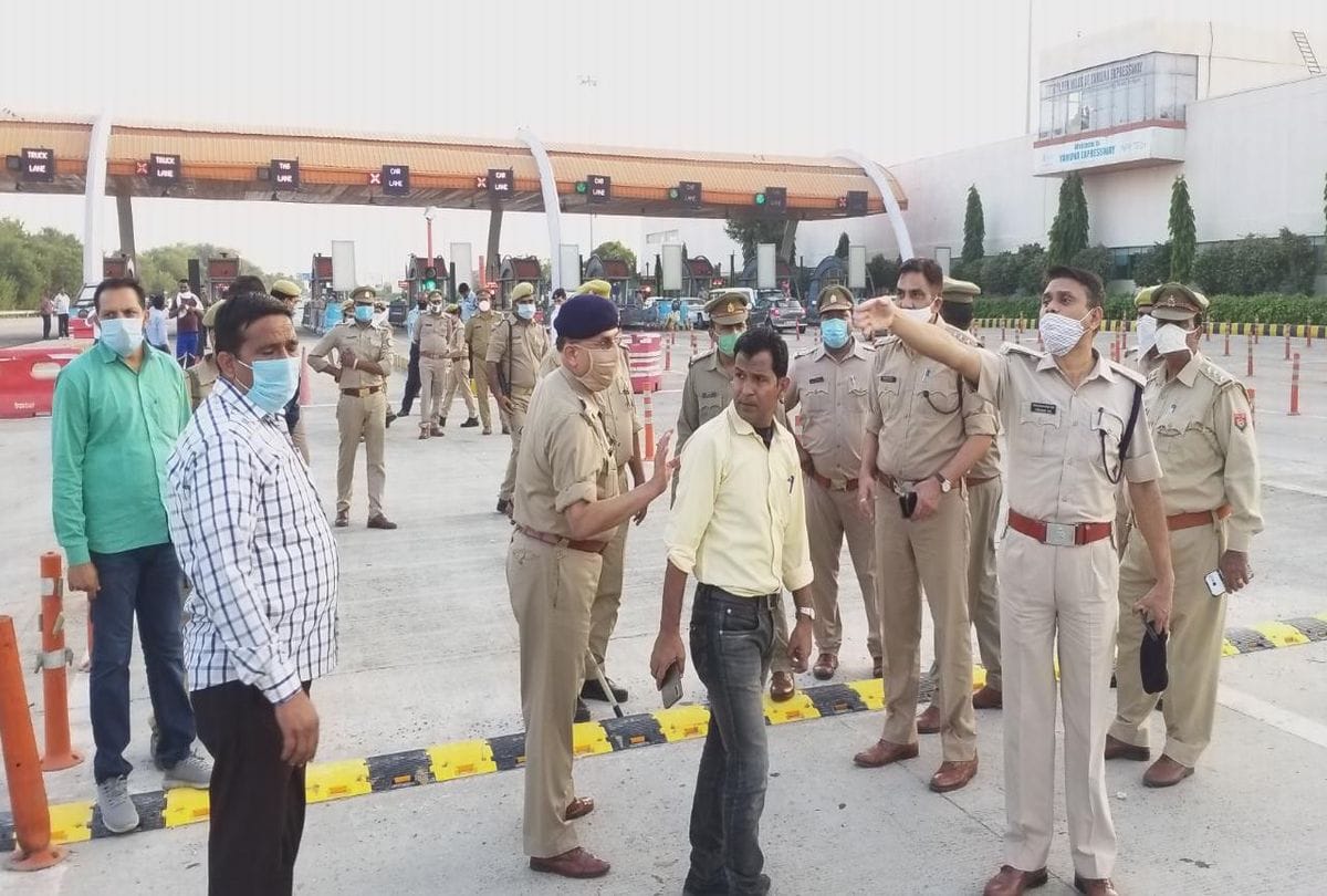 Hathras Case Rahul Gandhi and Priyanka Gandhi Vadra stay on Toll Plaza on yamuna expressway