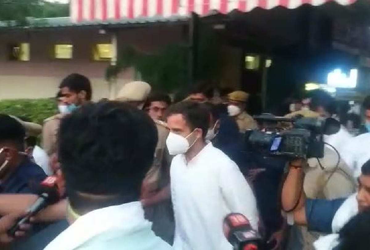 Hathras Case Rahul Gandhi and Priyanka Gandhi Vadra stay on Toll Plaza on yamuna expressway