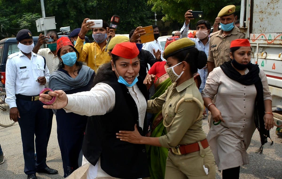 Smriti Irani reached Banaras faced opposition from Congress-SP workers protest on Hathras case