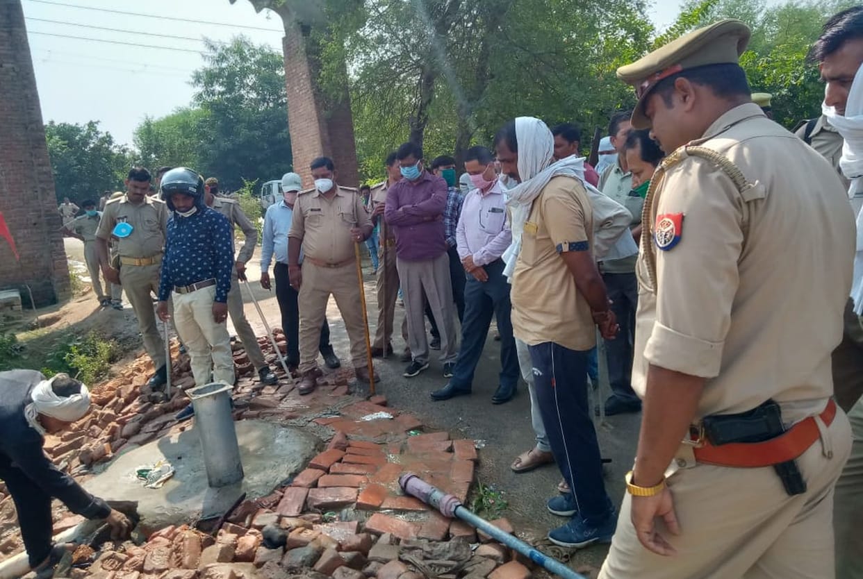 police ne hand pump ukhadwaya