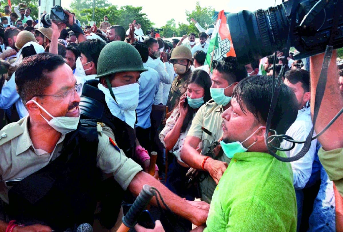 Police niece lathis amidst huge uproar